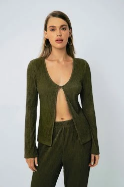 SOLADO Single Button Textured Split Hem Long Sleeve Top