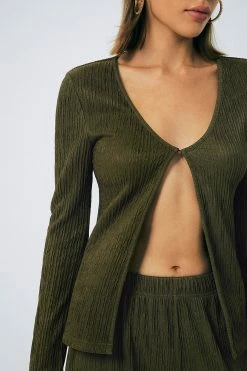 SOLADO Single Button Textured Split Hem Long Sleeve Top -Solado Shop 2855102022072216120762da5bd7244e6 1800x1800