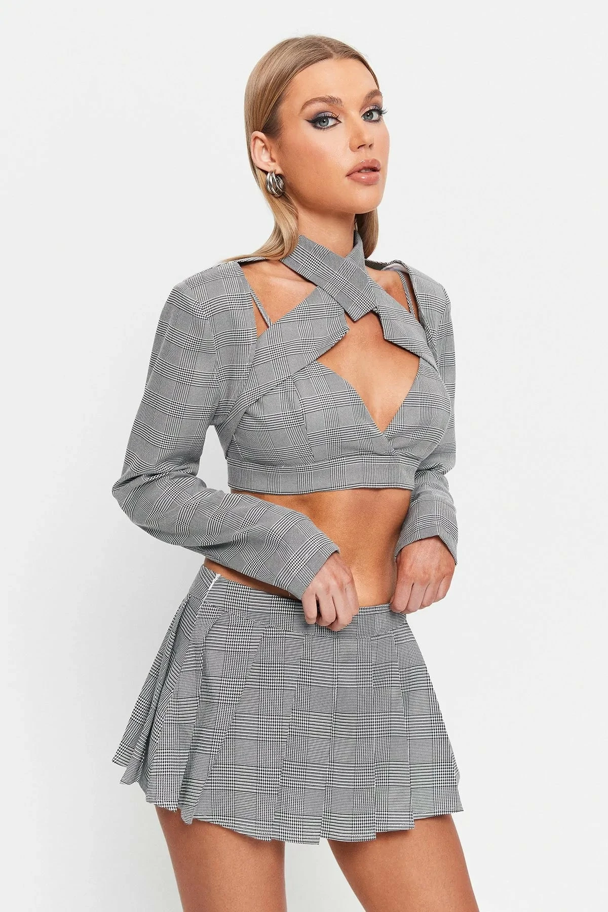 SOLADO 2 In 1 Halter Neck Check Print Cut Out Long Sleeve Top 3 SOLADO 2 In 1 Halter Neck Check Print Cut Out Long Sleeve Top - Image 3