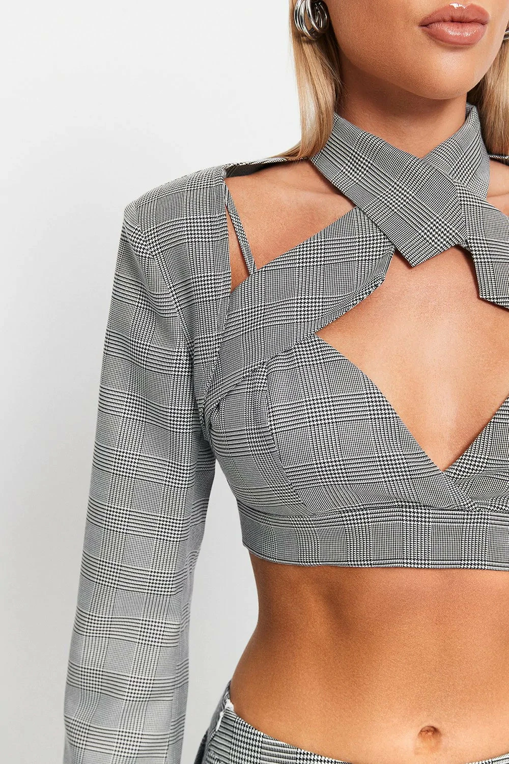 SOLADO 2 In 1 Halter Neck Check Print Cut Out Long Sleeve Top 5 SOLADO 2 In 1 Halter Neck Check Print Cut Out Long Sleeve Top - Image 5