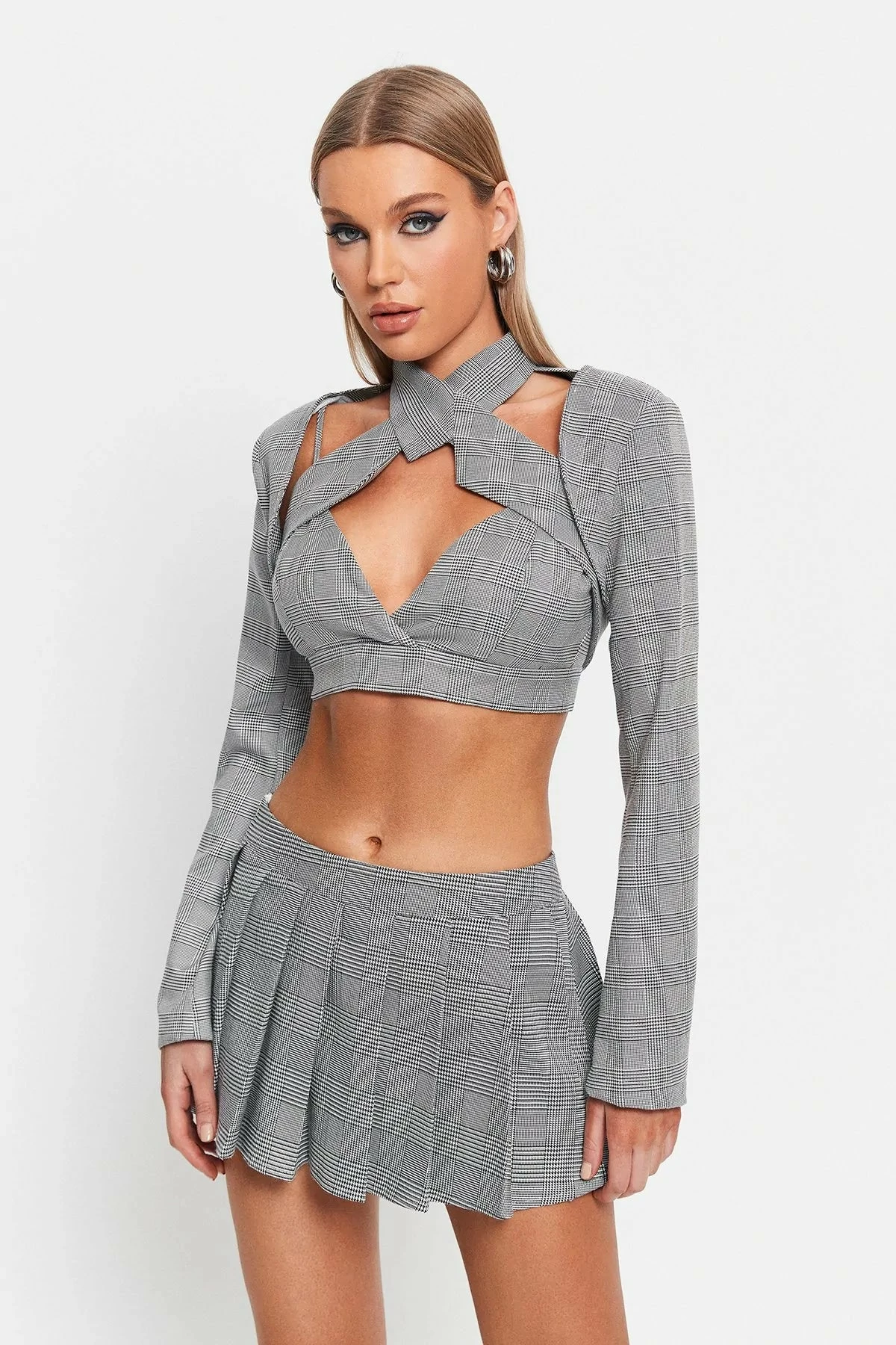 SOLADO 2 In 1 Halter Neck Check Print Cut Out Long Sleeve Top 2 SOLADO 2 In 1 Halter Neck Check Print Cut Out Long Sleeve Top - Image 2